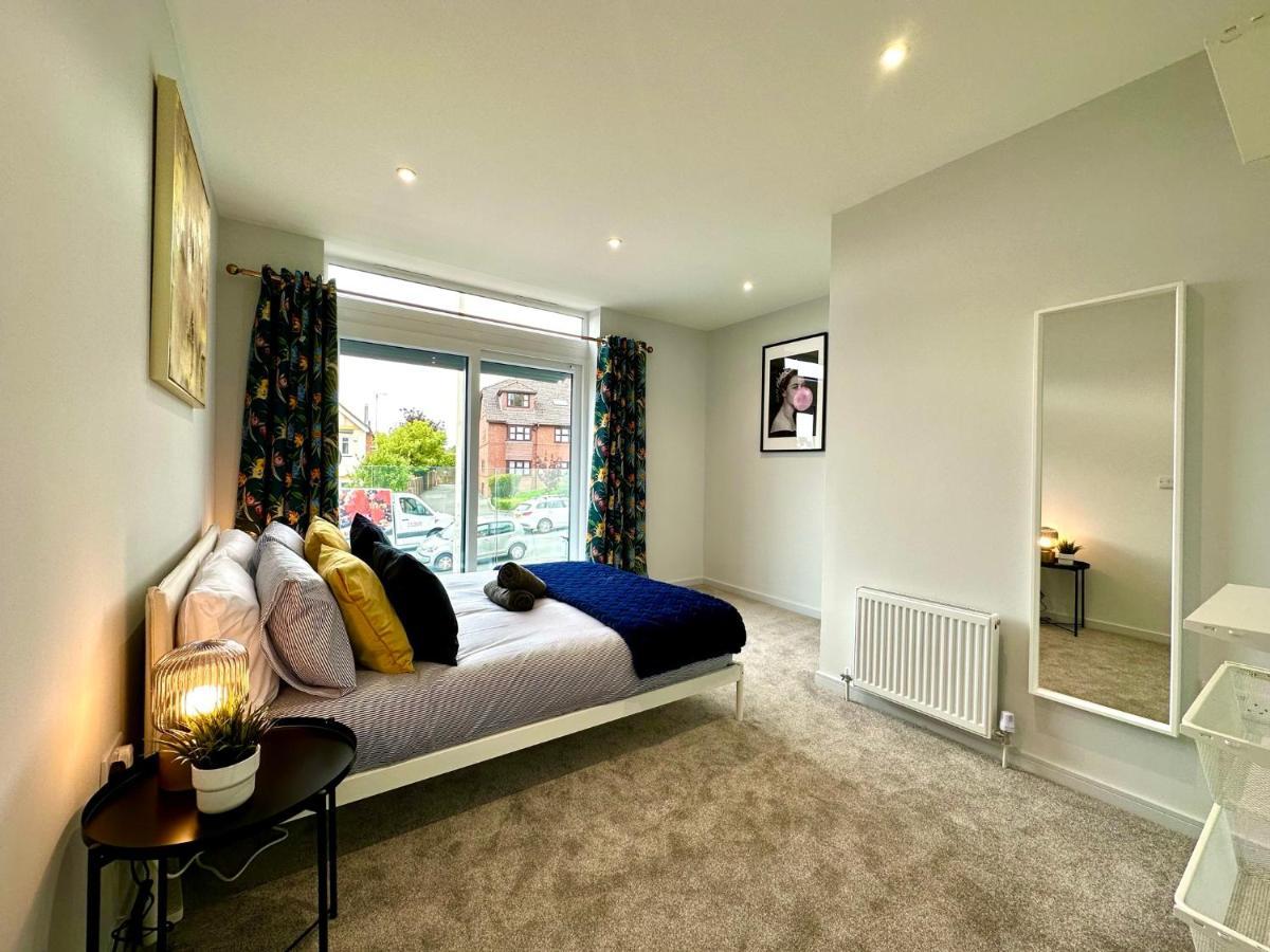 Stunning Brand New House - Sleeps 6 - Free Parking - Great Location - Fast Wifi - Smart Tv - Close To Poole & Bournemouth & Sandbanks Eksteriør billede